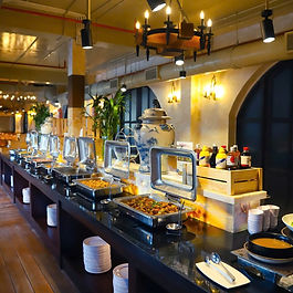 Dạo bước trong không gian làng Pháp, du khách sẽ bắt gặp con phố nhỏ dẫn vào quảng trường Beer Plaza rộng hơn 4.000 m2. Ở đó, nhà hàng Beer Plaza sừng sững với dáng vẻ một chiếc thùng bia thủy tinh khổng lồ với mặt gương phản chiếu mây trời Bà Nà và cảnh vật diễm lệ xung quanh. Nhà hàng Beer Plaza gồm 2 tầng phục vụ buffet Á – Âu với thực đơn hơn 90 món chuẩn vị. Đặc biệt, nơi đây có bia đen đặc trưng của Đức mà du khách không nên bỏ lỡ. Nhà hàng còn gây ấn tượng với không khí náo nhiệt của âm nhạc, chương trình biểu diễn của các nghệ sĩ quốc tế đến từ nhiều quốc gia trên Thế giới diễn ra trong không gian nhà hàng sang trọng, rộng rãi.