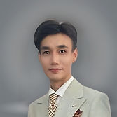 Người phụ nữ vui vẻ ngoài trời