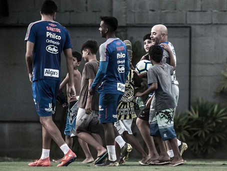 Gol de placa: Sampaoli convida crianças que viam treino do Santos em árvores para jogar bola no CT