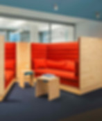 Interone_Buero_Hamburg_Sofa_Holzkonstrukt_Hochkant.jpg