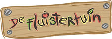 Houten bord met kleurrijke letters die 'De Fluistertuin' vormen. Dit is een deel van het logo van De Fluistertuin.