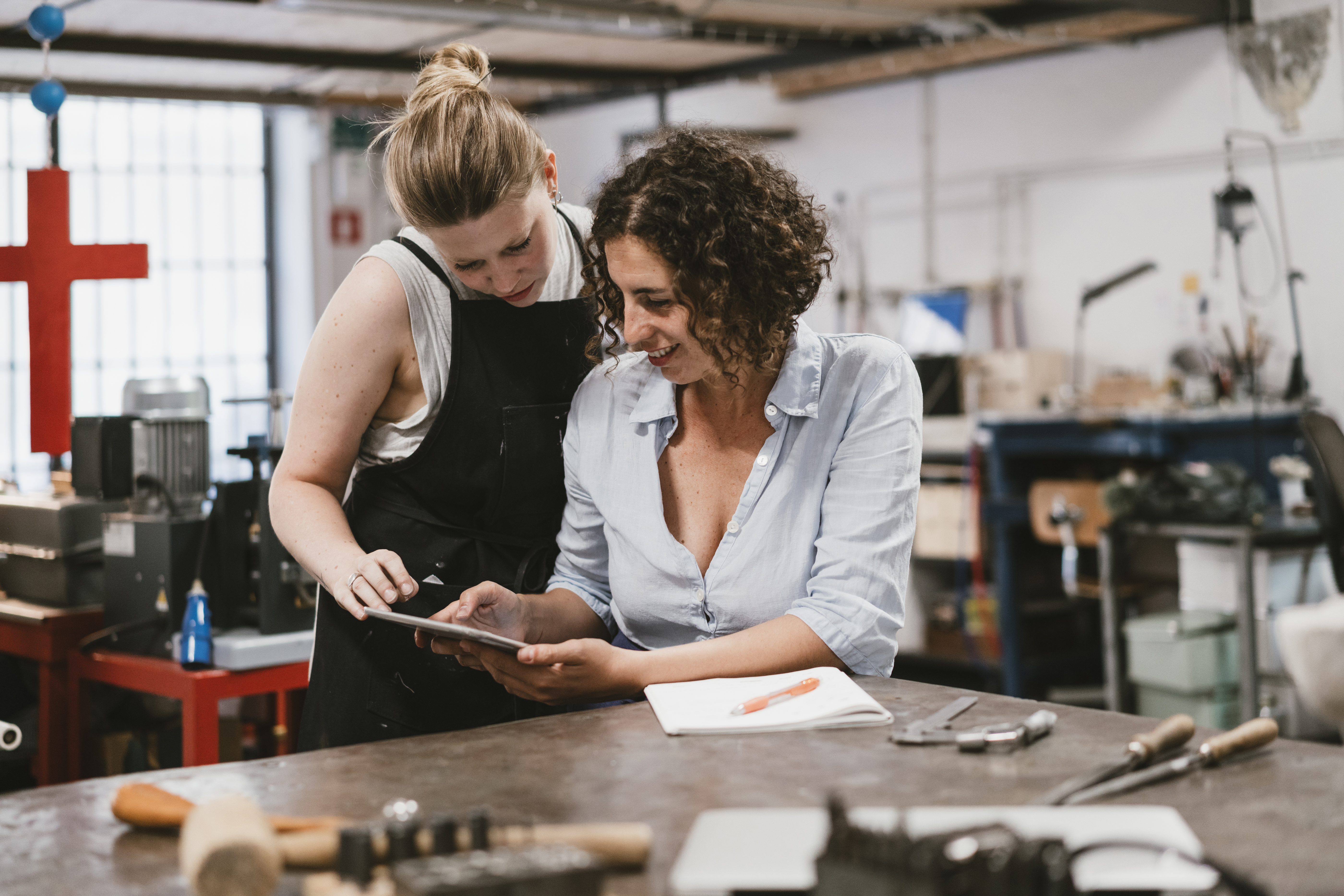 dos socias viendo los números de su emprendimiento femenino