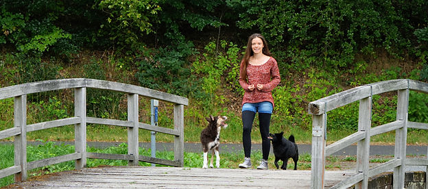 Hundetrainerin Ann-Kathrin mit Hund beim Training im Alltag draußen