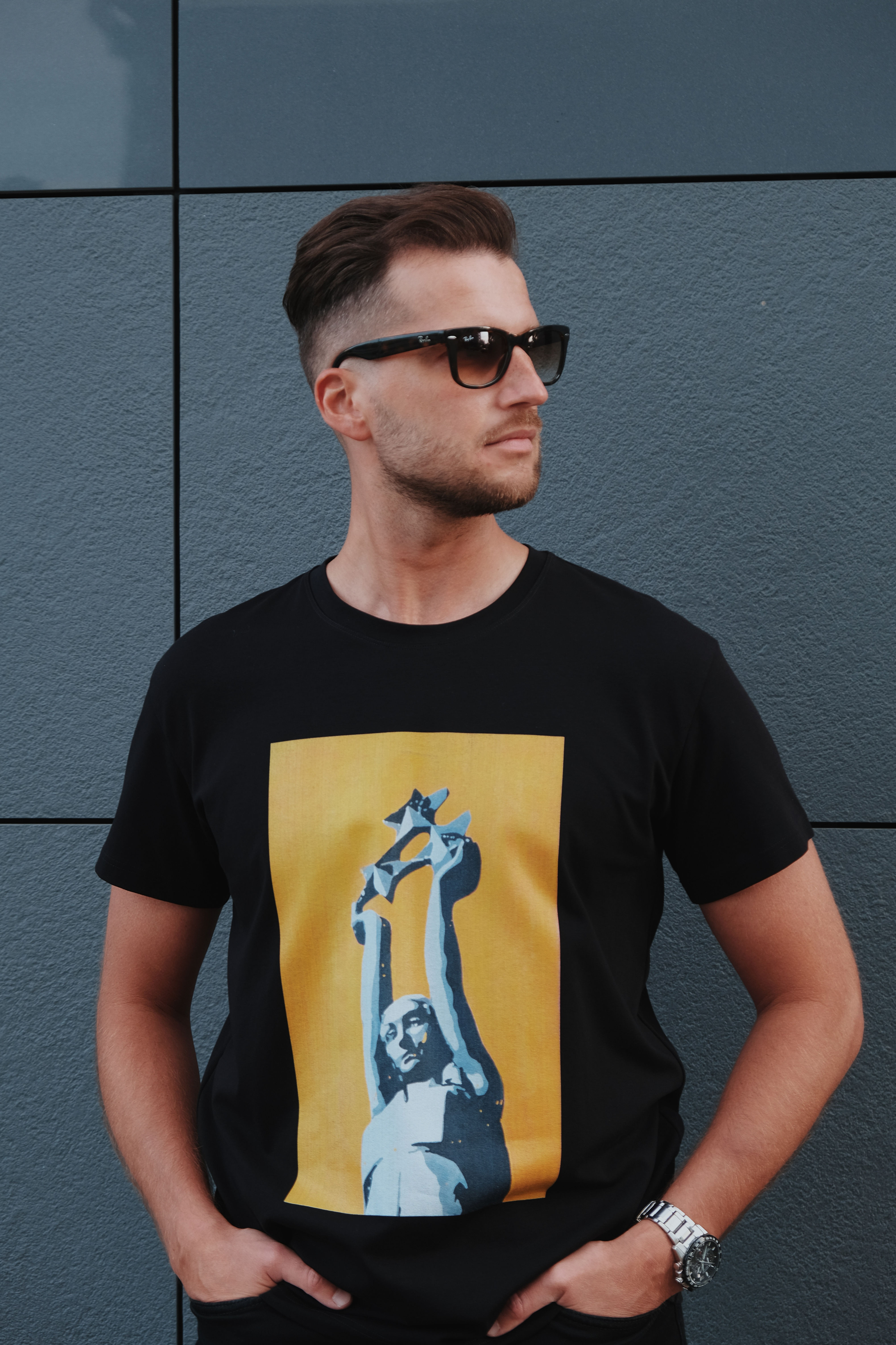 Vīriešu t-krekls ar Inas Melnbārdes gleznu "Milda"