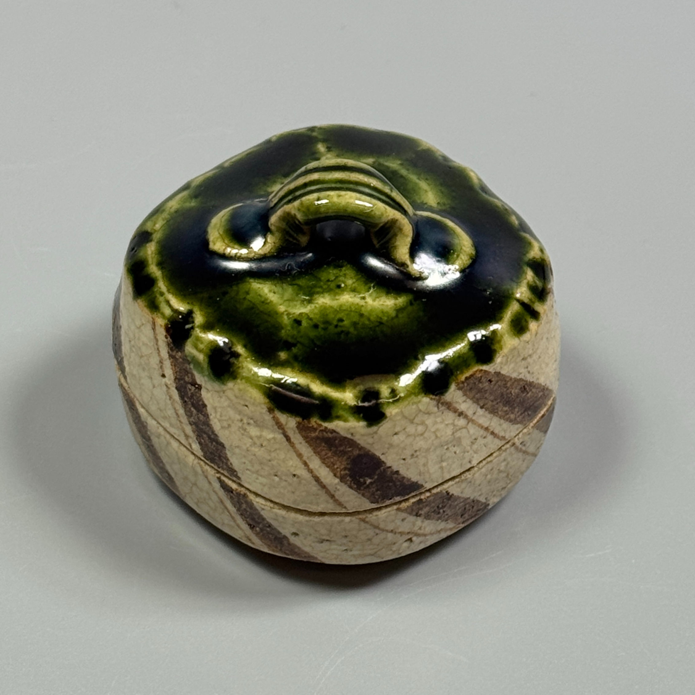 織部はじき香合　鉄山造