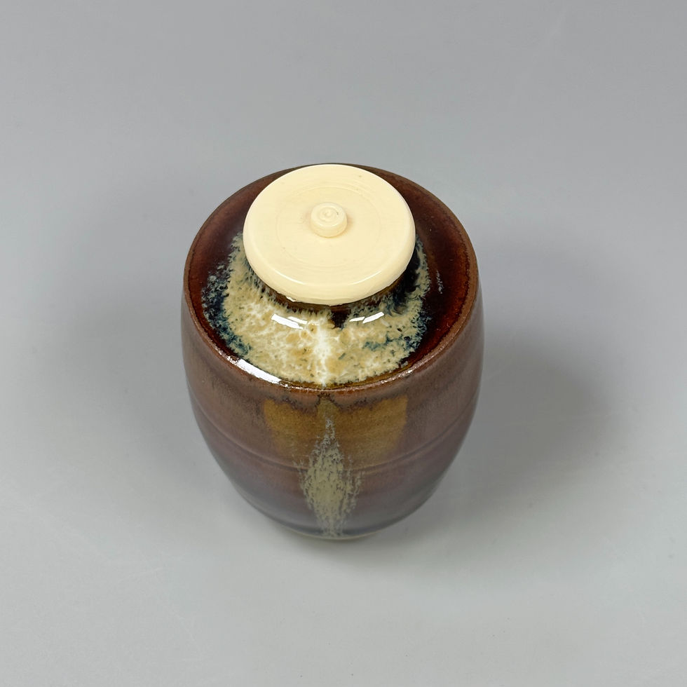 サムネイル： 高取肩衝茶入（仕覆：大黒屋金襴）　寿山造