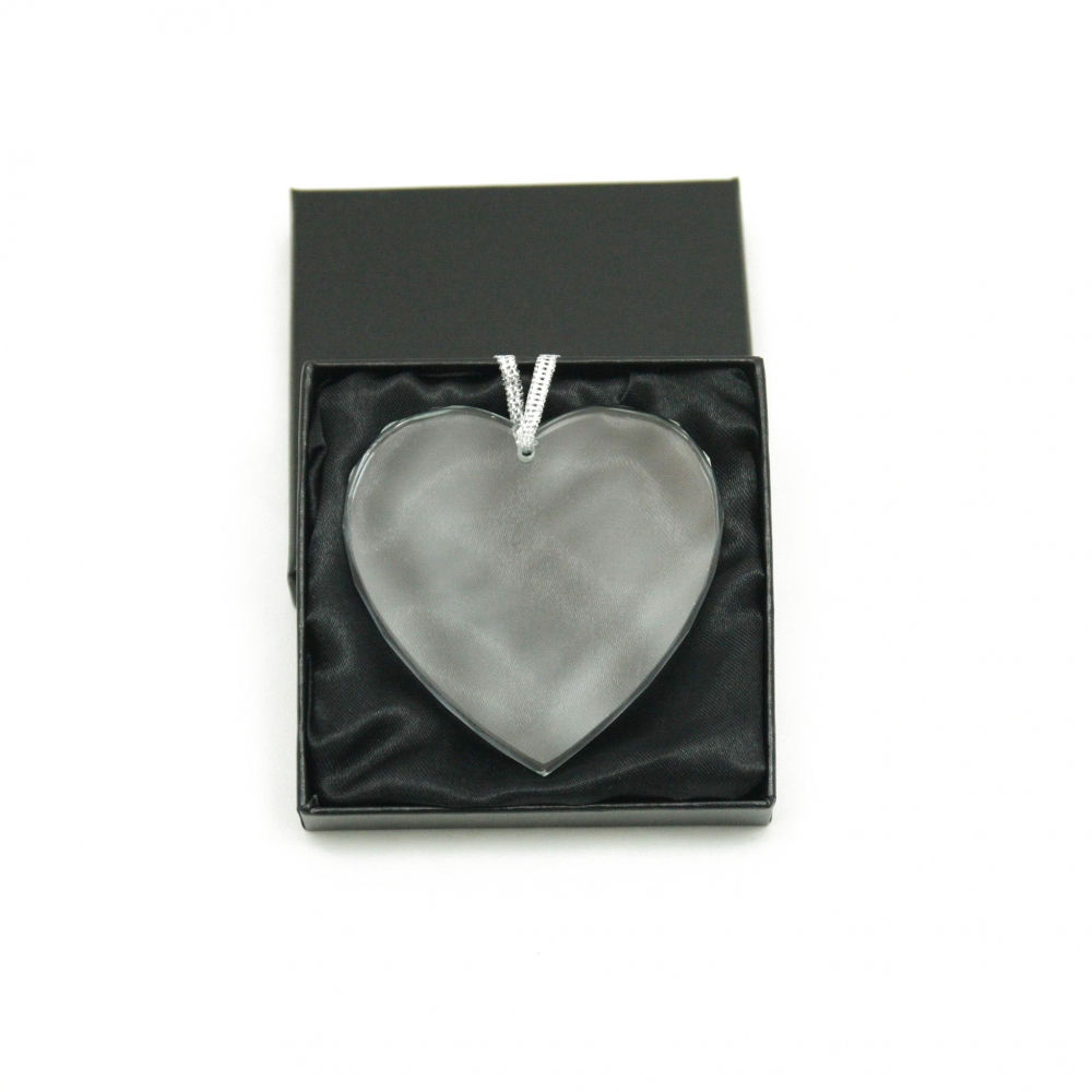 Hjerte av glass med gaveeske- klar med diamantmønsterskjærte kanter