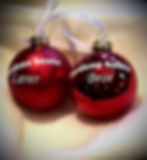 Røde kuler i matt og blank finish, med "Verdens beste lærer" og "Verdens beste bror"