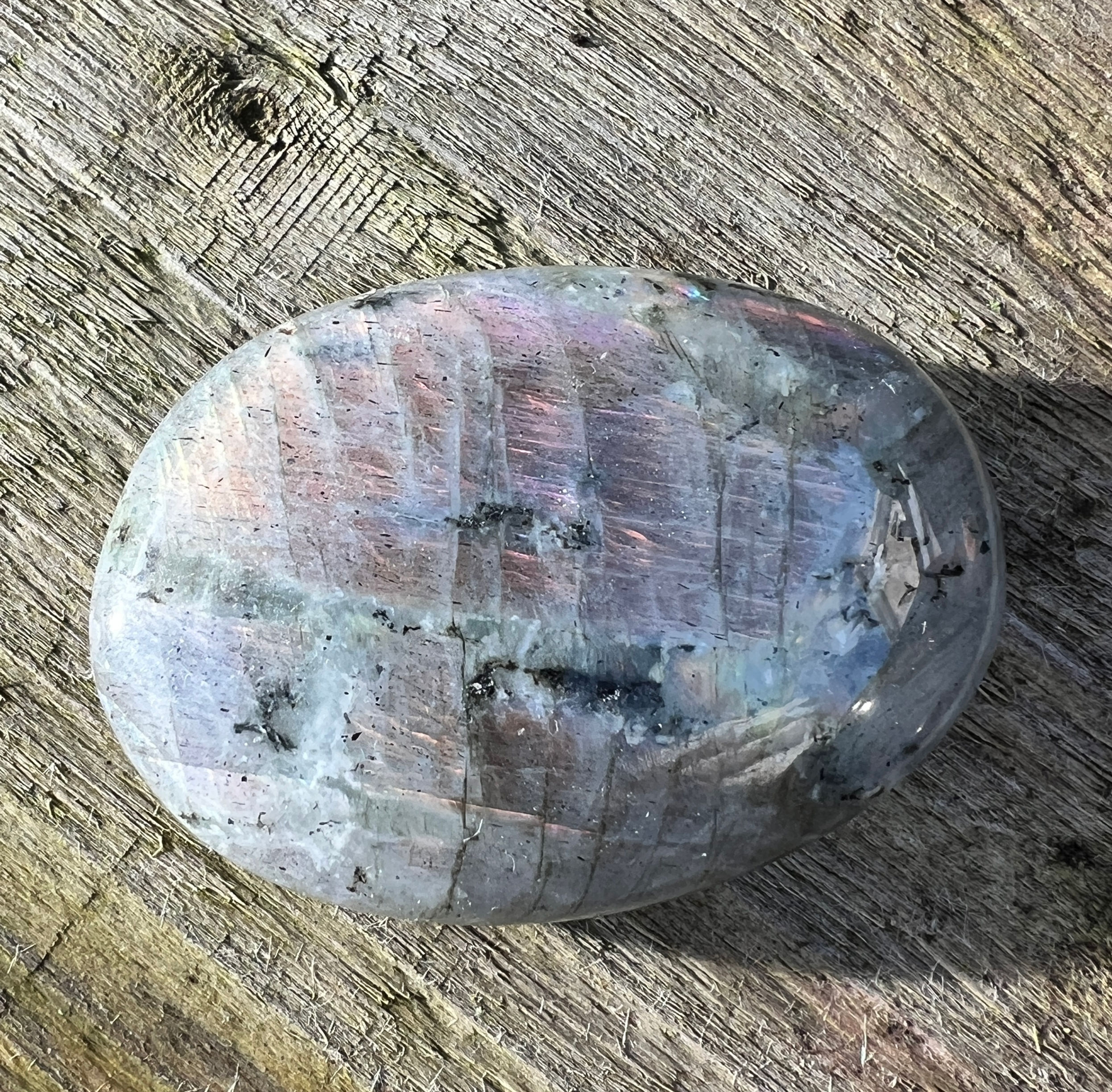 Flashy Labradorite palmstone 