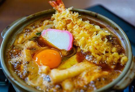 味噌煮込うどん ( 天ぷら・玉子入り)（尾藤家 びとうや）