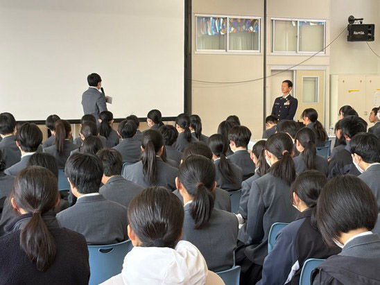生徒から質問を受ける広報班長の菱沼1陸尉(県立致道館中学校)