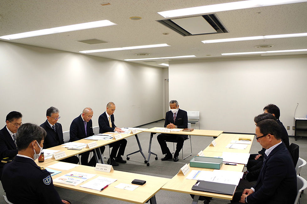 連絡調整を行う清水3陸佐(左)ら(福井春山合同庁舎)