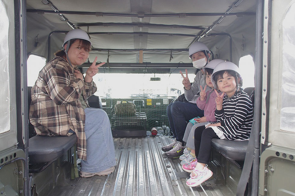 体験搭乗で笑顔を見せる親子ら（4月10日、帯広駐屯地）