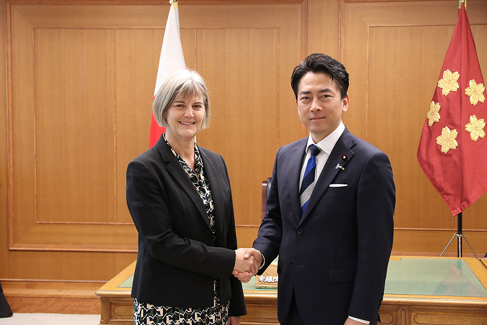 ロングボトム大使(左)の訪問を歓迎する小泉大臣(4月15日、防衛省)