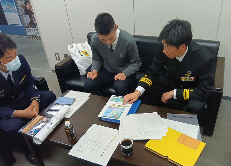 海自航空学生出身の高木3佐(右)が資料を持参し、受験生の気持ちを後押し(12月10日、浜松出張所)