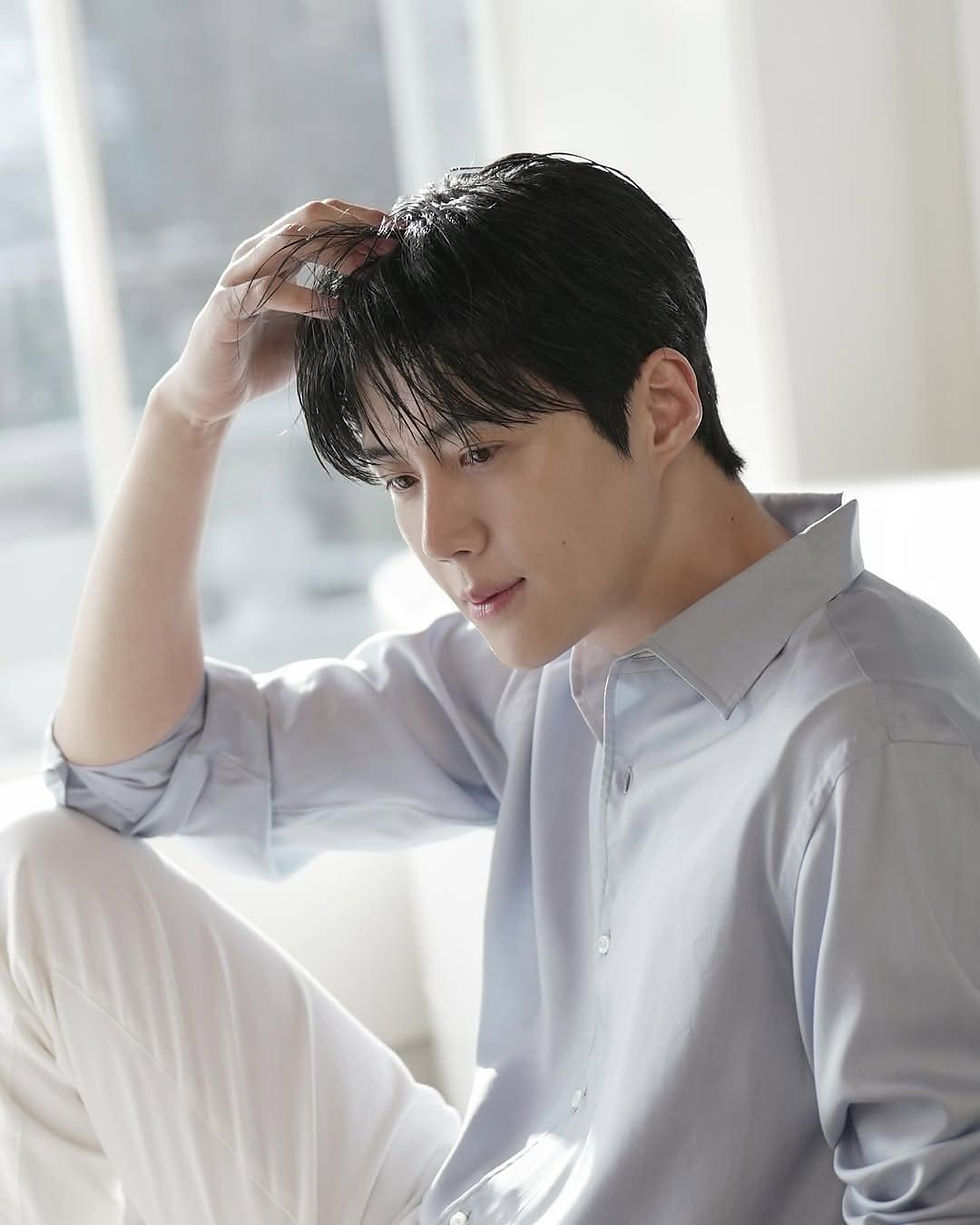 金宣虎在《ELLE》雜誌拍攝中身穿條紋襯衫與領帶，營造出冷調氛圍。