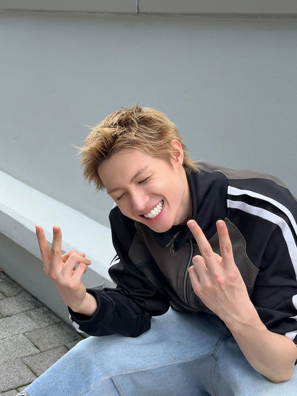 馬丁的笑容明朗,整體造型帶有中性與隨性氣質。