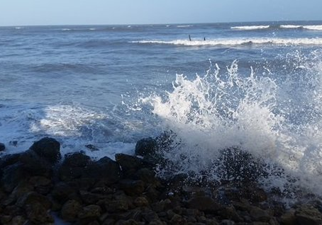 En Puerto Colombia fuerte oleaje mantiene en alerta a rescatistas
