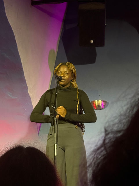 Moderation und Künstler auf der Bühne beim Poetry Slam zum Thema Selbsthilfe in Trier
