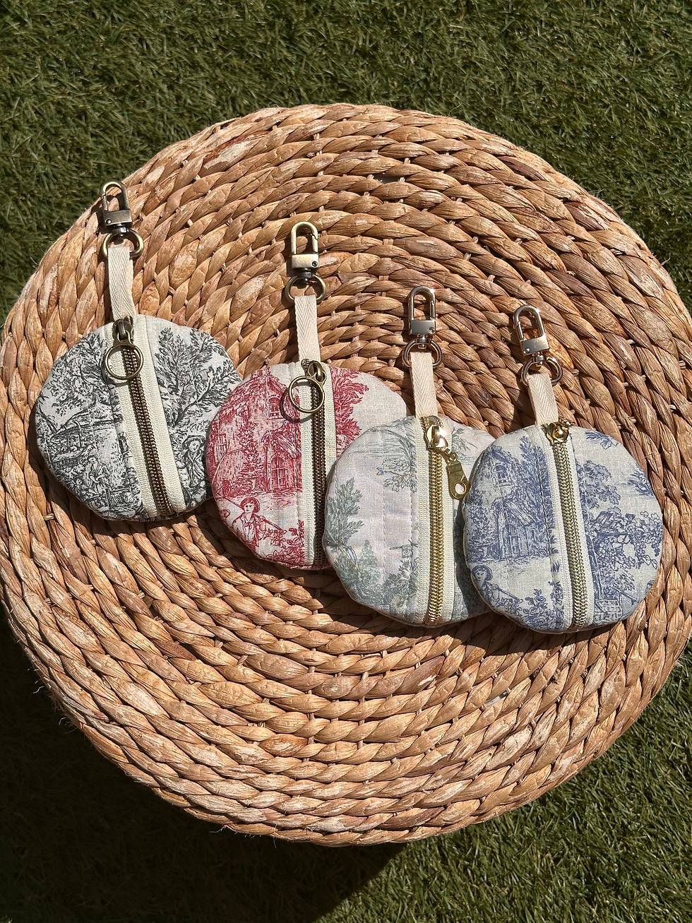 Miniature : Pochette ronde matelassée en toile de jouy verte avec mousqueton 