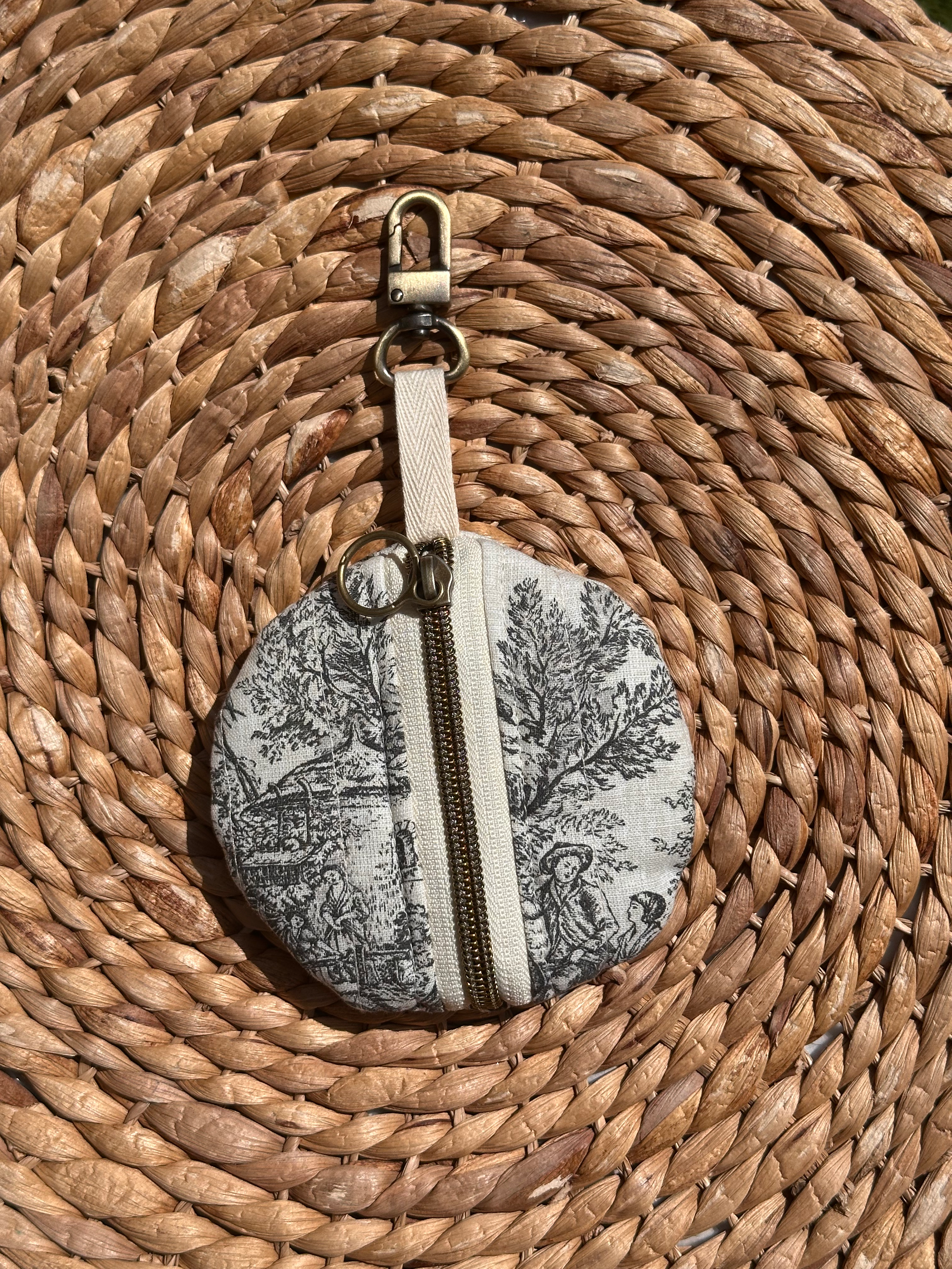 Pochette ronde matelassée en toile de jouy noire avec mousqueton