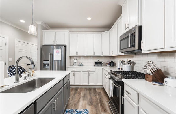 507 cloverdale drive - kitchen 2.JPG