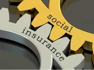 「social」と「insurance」の文字が刻まれた2つの歯車がかみ合う3DCGイラスト