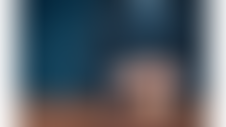 スーツ姿の男性が両手で4つの木製ブロックを覆うように守っているイメージ。ブロックには家族、ハート、貯金箱、車のアイコンが描かれており、保険や生活保障、資産保護を象徴している。