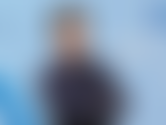 青い背景に、腕を組んで微笑む阿部拳佑さんのポートレート。左側に「株式会社グローバークス リクルーティングアドバイザー 阿部拳佑 Abe Kenyu」、右側に「日本ファンを増やす」というキャッチコピーと、右上にGLOBARXのロゴが配置された社員インタビュー用ビジュアル。