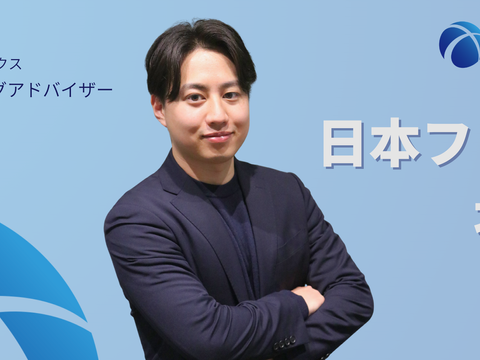 青い背景に、腕を組んで微笑む阿部拳佑さんのポートレート。左側に「株式会社グローバークス リクルーティングアドバイザー 阿部拳佑 Abe Kenyu」、右側に「日本ファンを増やす」というキャッチコピーと、右上にGLOBARXのロゴが配置された社員インタビュー用ビジュアル。