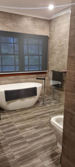 bath on brown floor.jpg