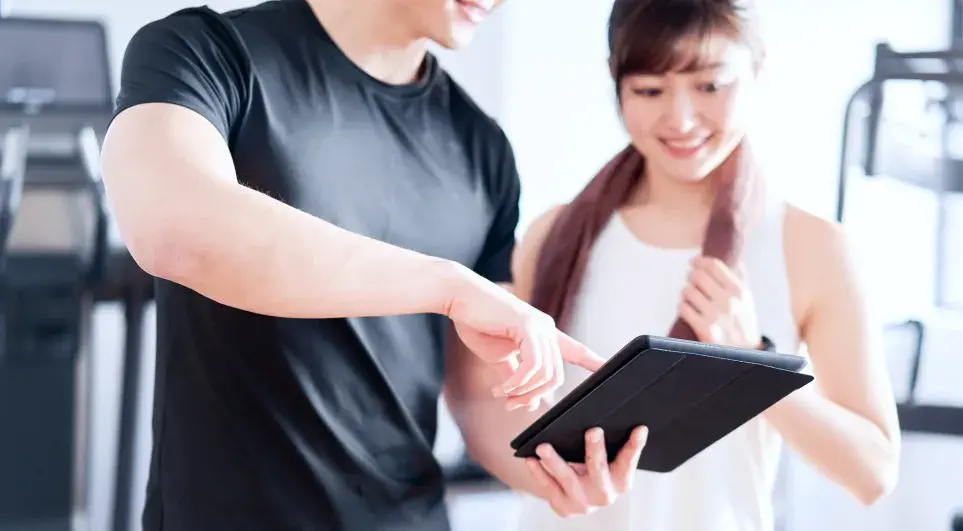 フィットネスの女性と男性