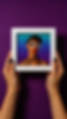 Hailuo_Image_criar imagem de maos segurando o quadro que mede 20x20 cm em um fundo contras