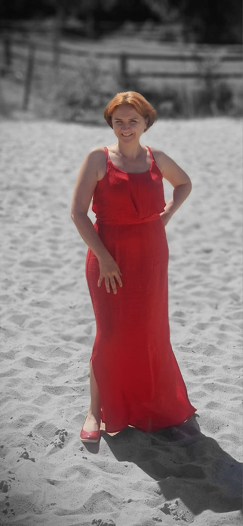 Schmales Bild von Katja im Sand.jpg