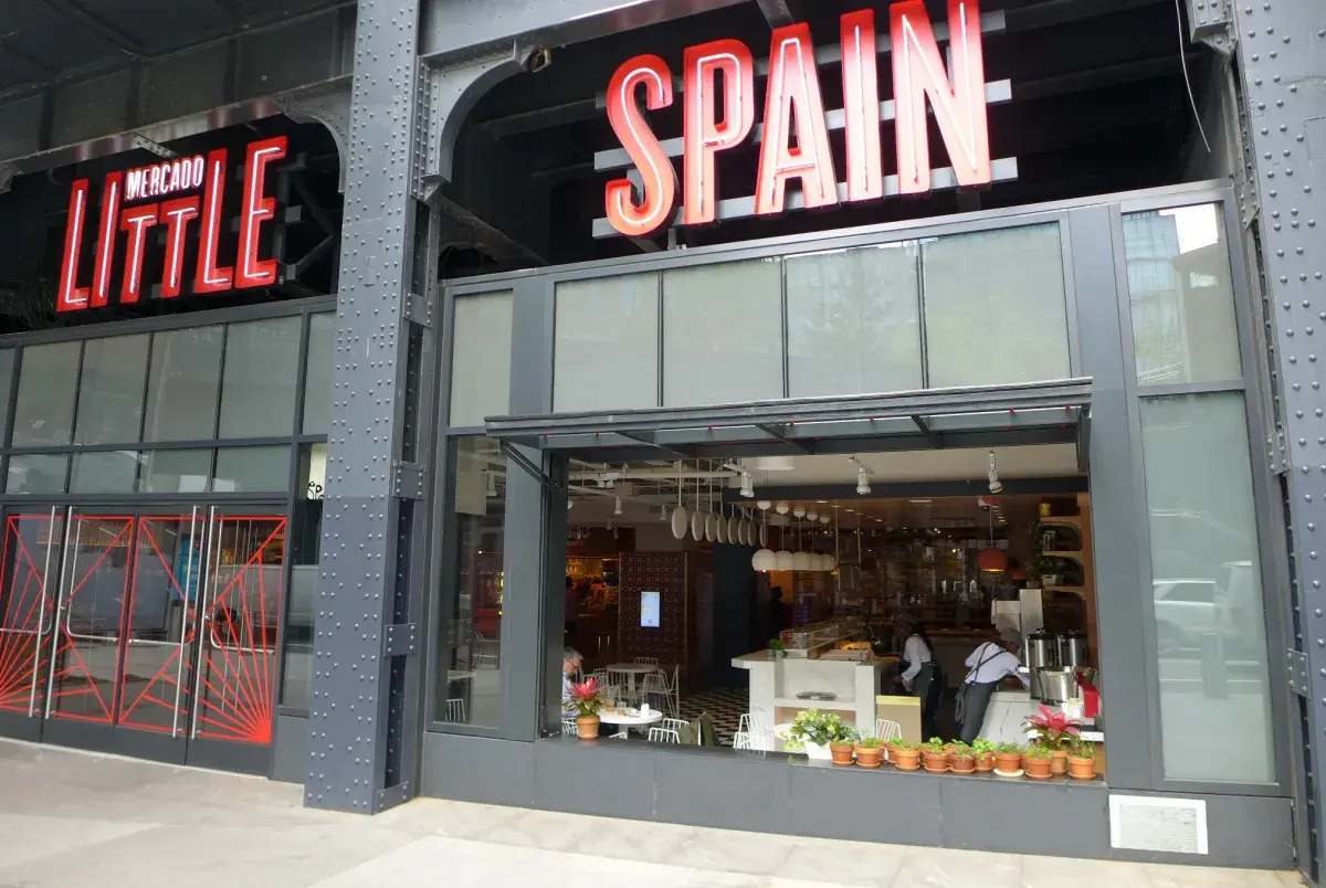 This New York City restaurant uses the Hinge to open up to the street.