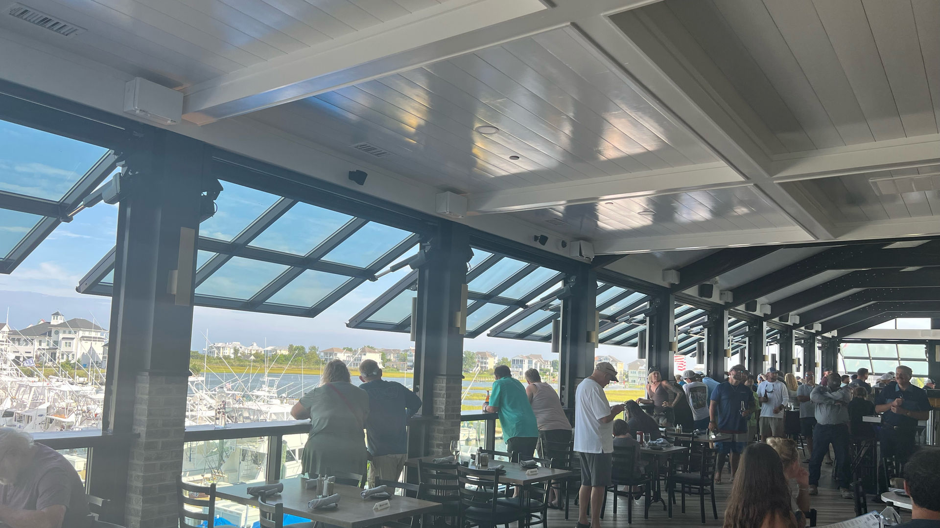 Eleven custom E-Series Vue windows and matching fixed panels provide climate and aesthetic control at Mickey Finns in Connecticut.