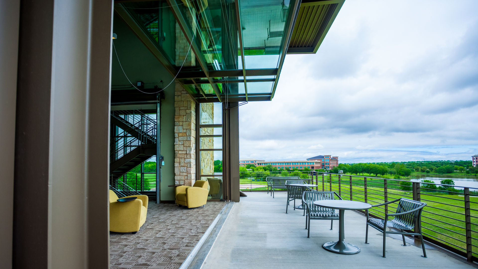 This tech company used the Hinge to open it's lobby to the beautiful surroundings.
