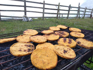 AREPA AMARILLA DE PURO MAIZ CRIOLLO PELADO