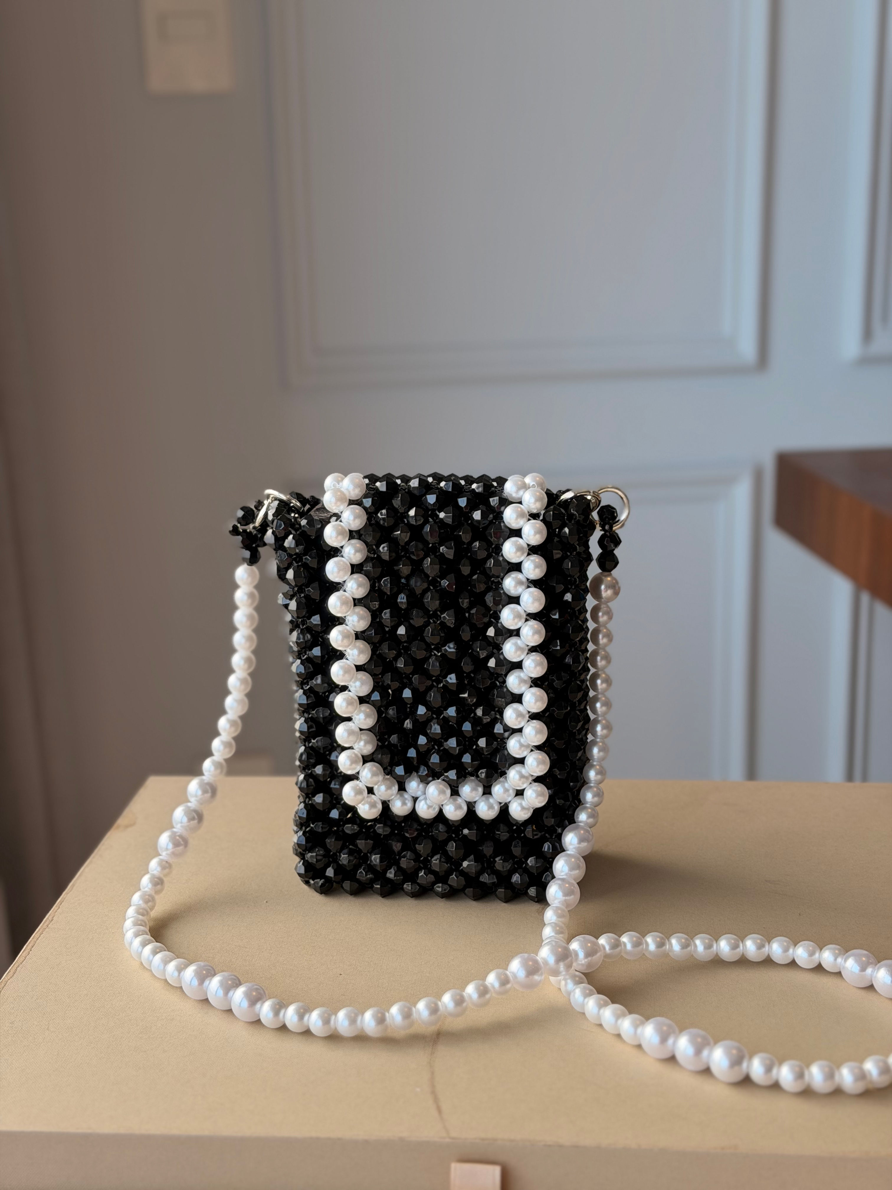 CROSSBODY-PHONE BAG BLACK & PEARLS 01
