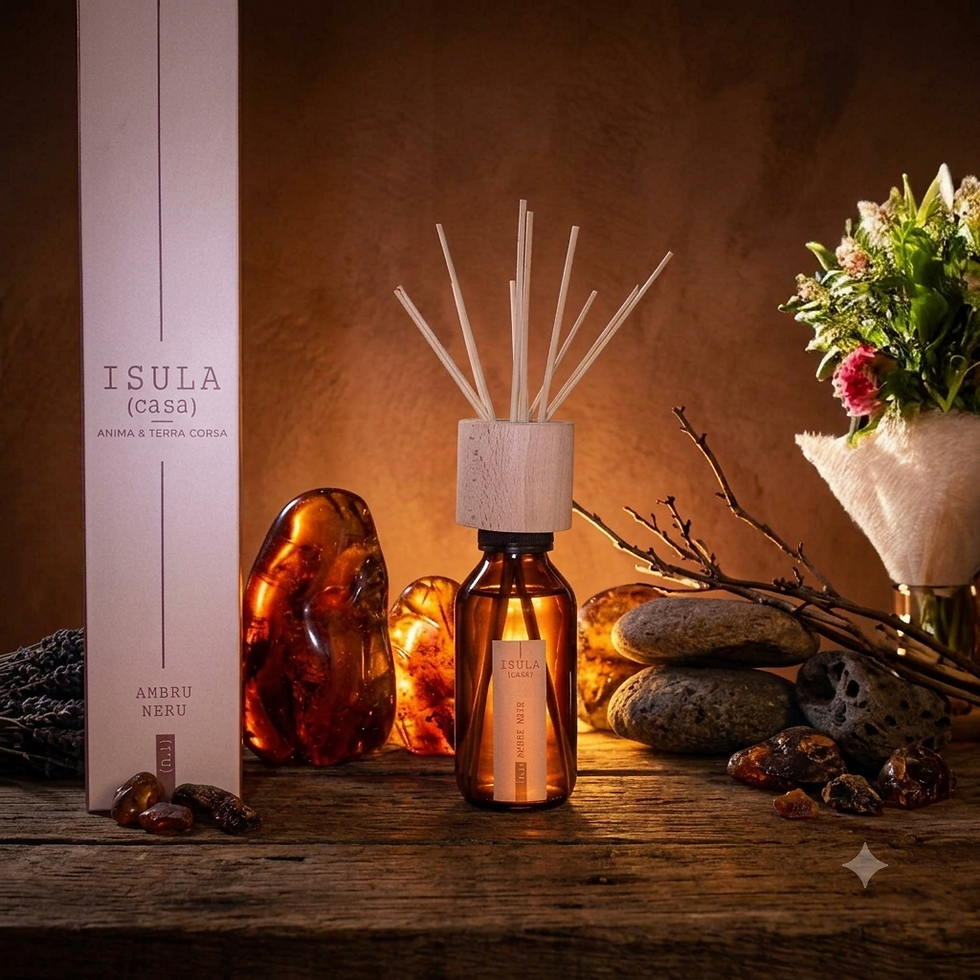 DIFFUSEUR A TIGE EN ROTIN FRAGRANCE AMBRE NOIR POSER SUR UNE TABLE EN BOIS