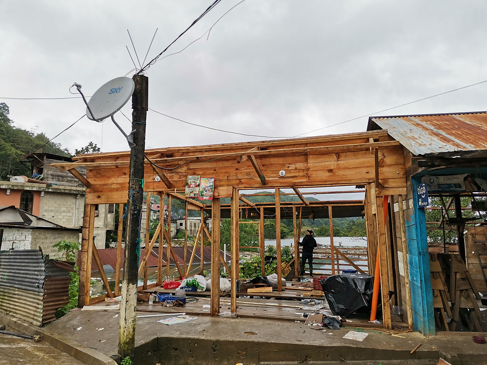 En la "zona seca" de Campur, muchas casas quedaron, tan solo, como esqueletos. Foto: Felipe Garrán