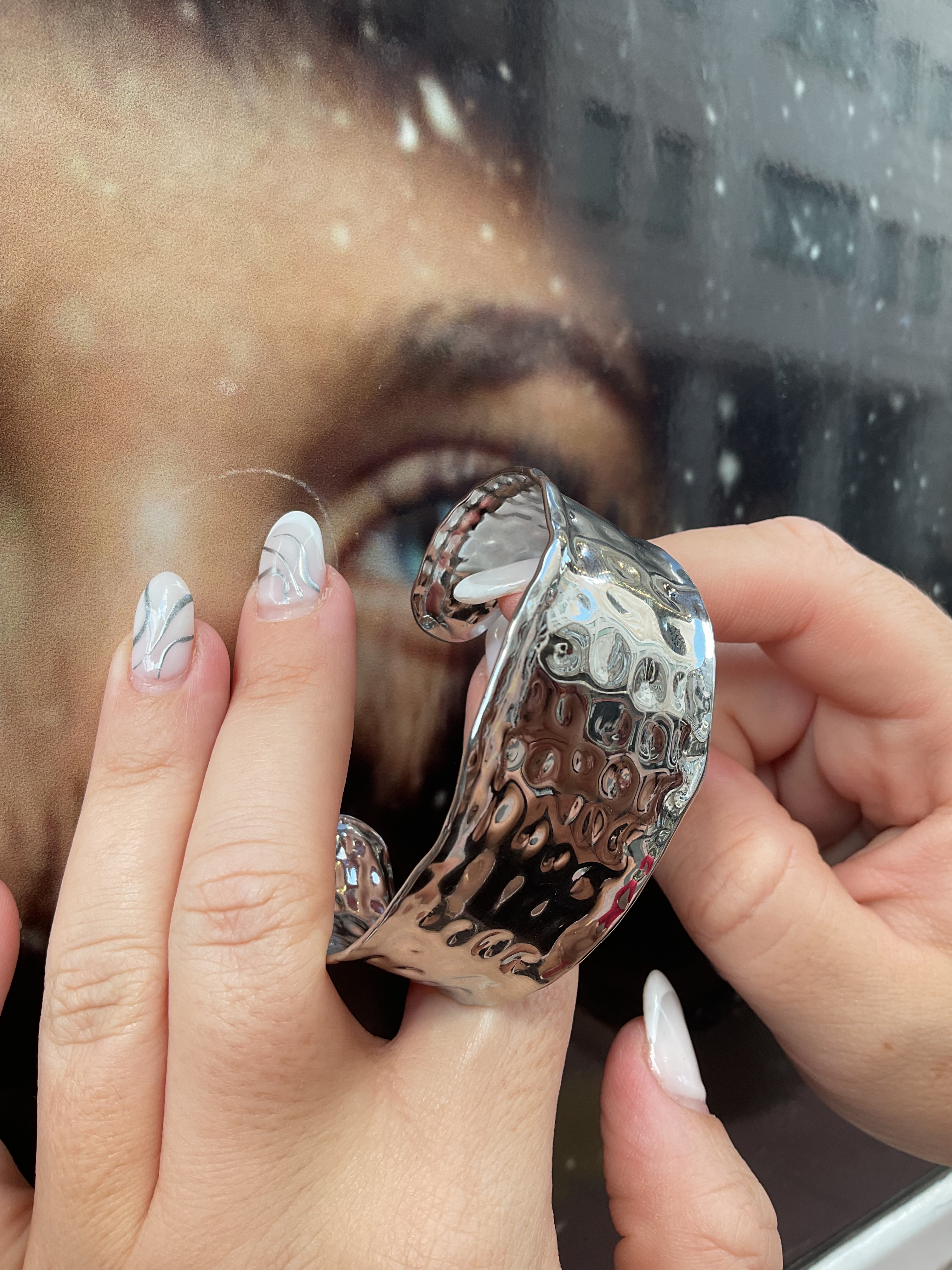 Fb8606 Ατσάλινο σφυρίλατο βραχιόλι σε ασημί χρώμα.