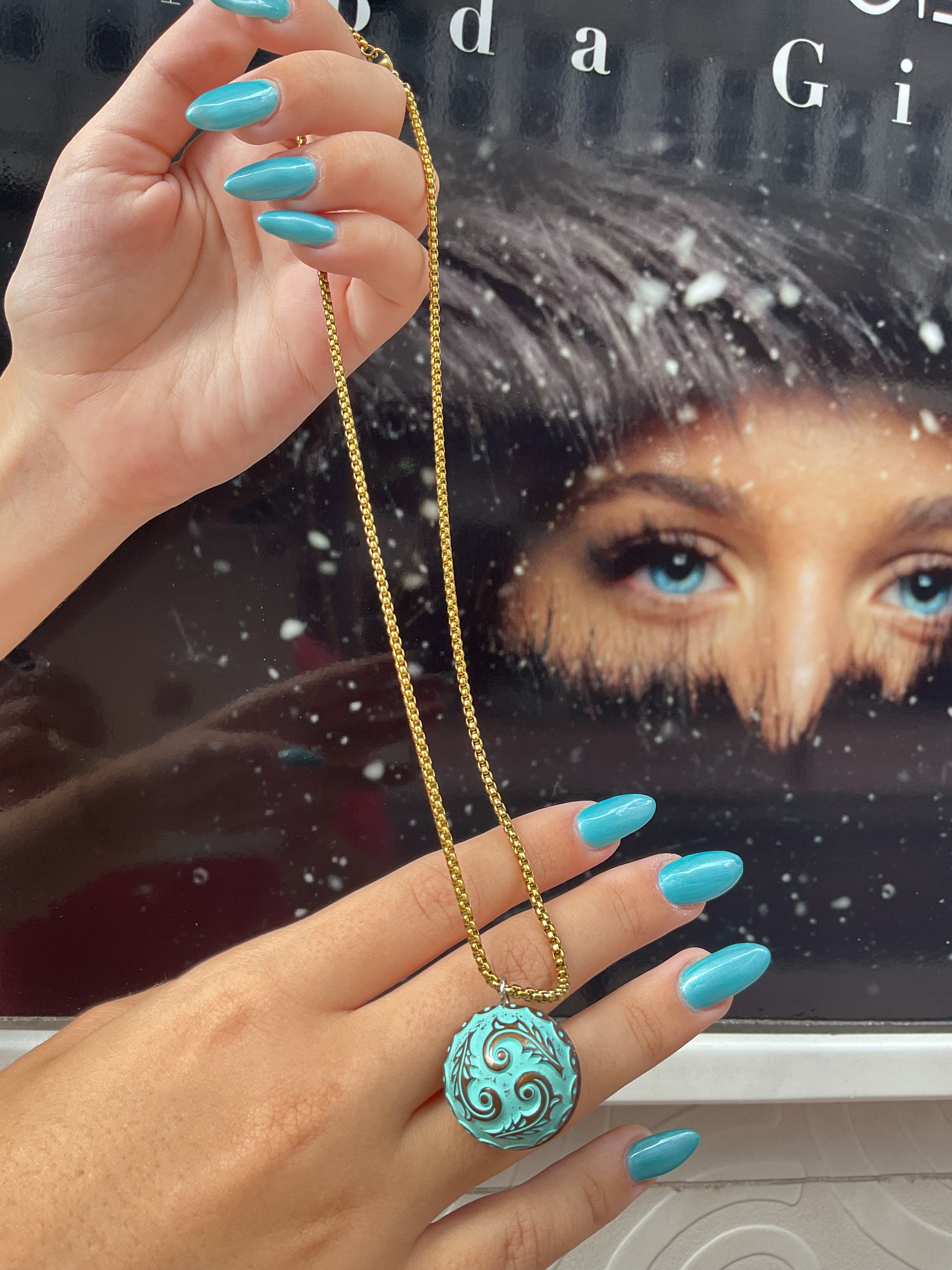 Fn7514 Ατσάλινο κολιέ με περίτεχνη τυρκουάζ στρογγυλό μωτίφ.