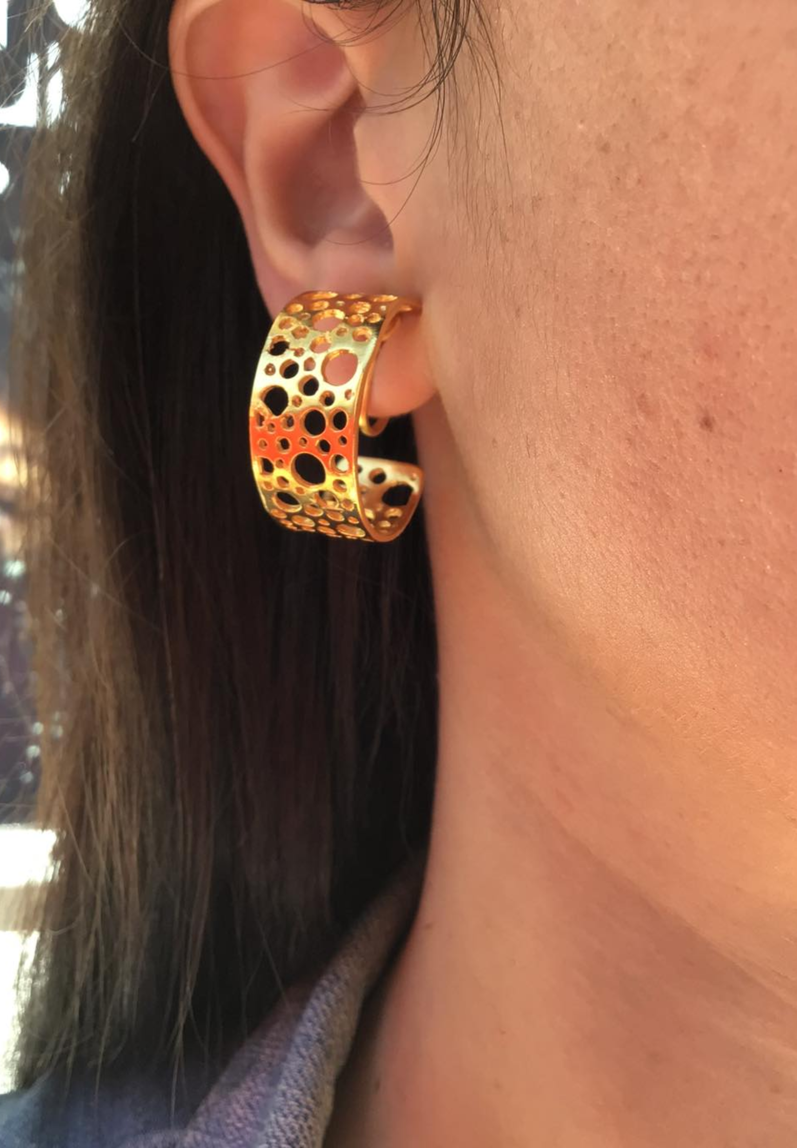 Fe8722 Ατσάλινα σκουλαρίκια κρίκοι,σε υπέροχο σχέδιο δαντέλας.