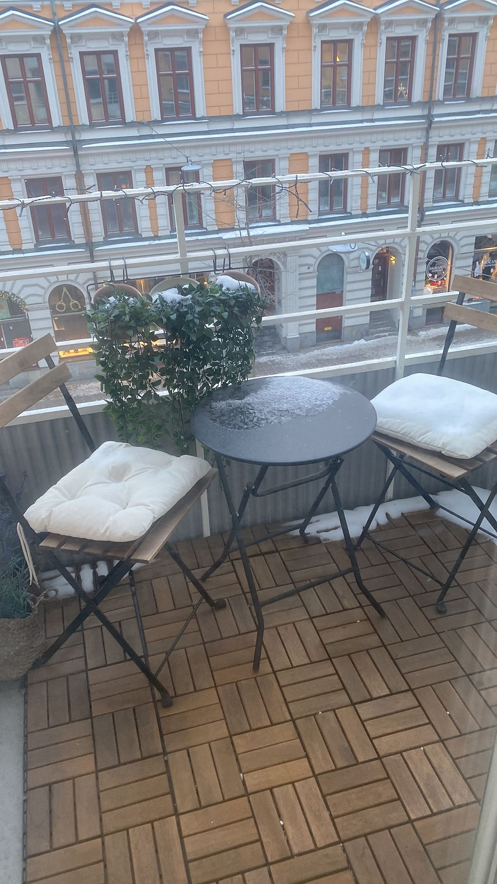 Caféset och bord. Ej stylad balkong