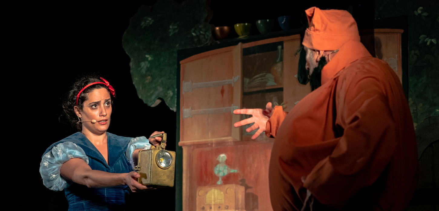 Enza De Rose, Francesco Paolo Ferrara, Valentino Pagliei in Biancaneve. Non Aprite Quella Porta. Lo sfondo è nero. Lo spettacolo andrà in scena al Teatro dei Fabbri de La Contrada Teatro Stabile di Trieste