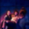 Immagine stilizzata in 3d con un uomo in un palco che si chiede dove sia la scenografia con sfondo rosso. 