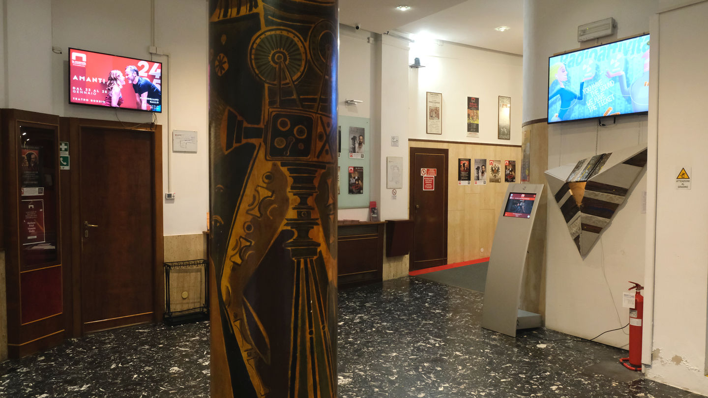 Il Foyer del Teatro Bobbio, con schermi pubblicitari e schermo touch per esplorazione degli spettacoli