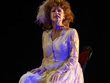 Bisbetica e libera Amanda Sandrelli affronta il potere: "La Bisbetica Domata" - LA GAZZETTA DEL MEZZOGIORNO 19/01/26