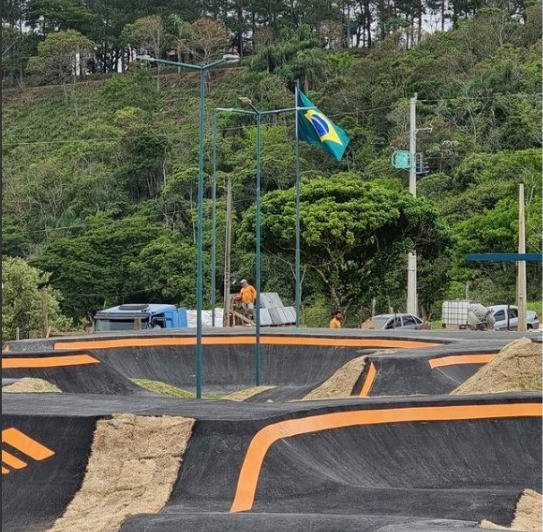 Foto do pumptrack do bike park mobai bike land